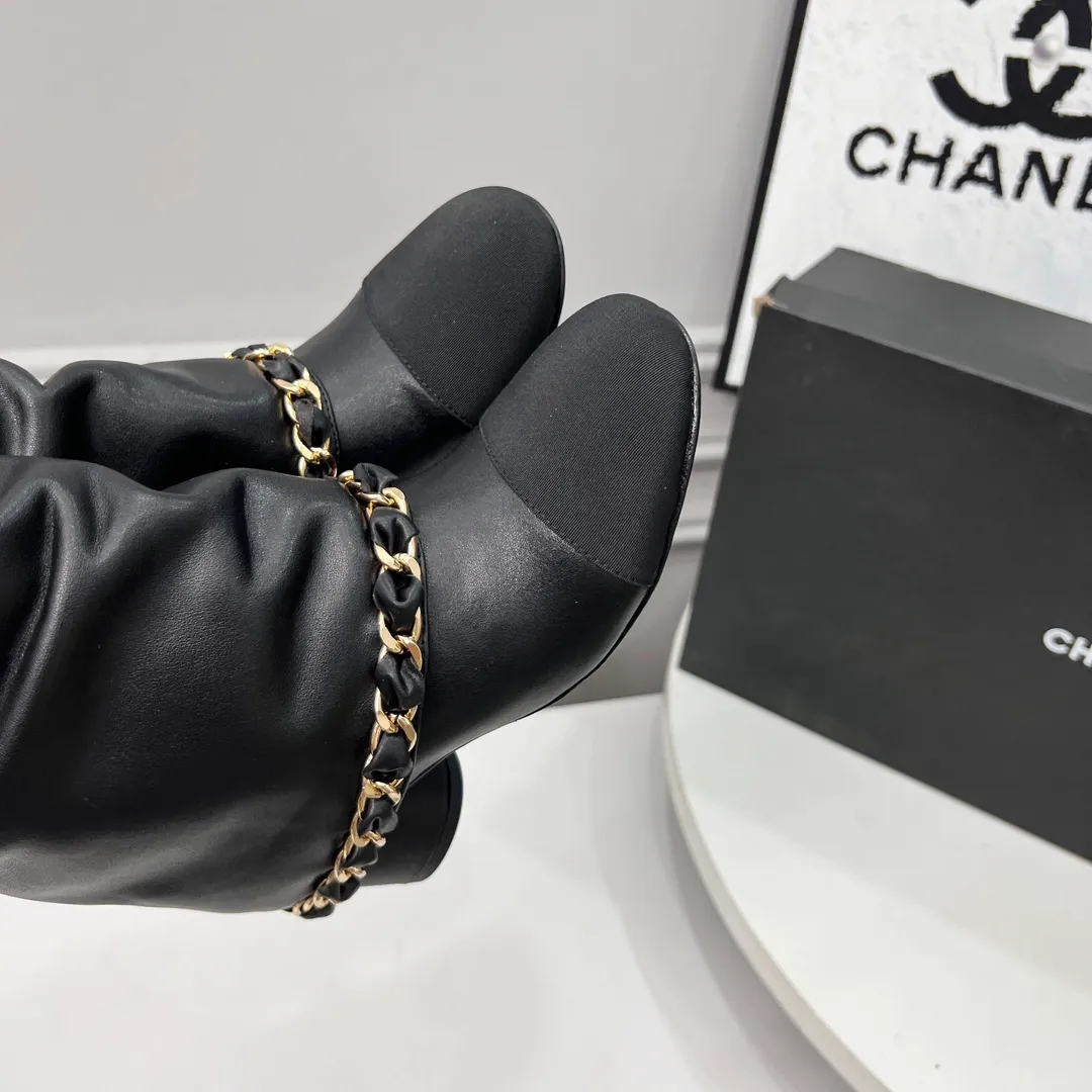 👟👟Ex-factory price 980👟👟 High version of Chanel CHANEL, 🌞🌞🌞Xiaoxiang’s latest boots for autumn and winter 2025, a must-have item for this autumn and winter! ! Ms. Chanel loves simple yet irresistible combinations to show her unique style. Mix and match freely to shine⚡Follow Grandma’s fashion steps! ! ! The top-notch craftsmanship and texture are perfectly presented. No matter any details, you can compare them with the counters. The best quality products can be entered and exited from the counters at will! ! ❶Material: imported cowhide ❷Inner lining: cowhide lining ❸Feet: cowhide lining ❹Outsole: original Italian leather outsole ❺Heel height: 5.5cm ❻Boot shaft height: 8 inches ❼Number: 35-40 (40 and 41 are customized and cannot be returned)